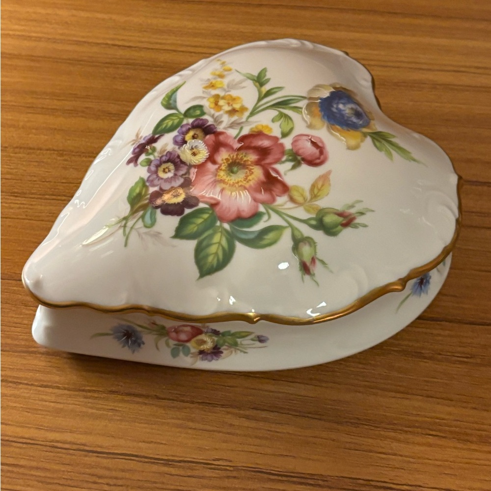 Vintage Limoges Heart Shaped Porcelain Trinket Box With Lid Gold Trim 7”x6”